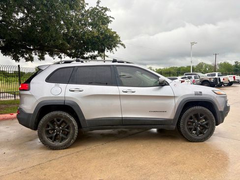 Used 2018 Jeep Cherokee Trailhawk w/ Comfort/Convenience Group AWD/4WD image 2