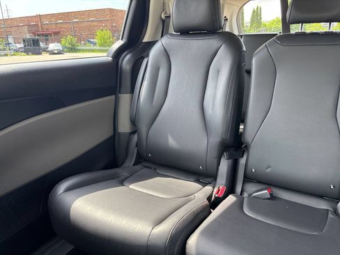 Used 2026 Kia Carnival FWD image 39