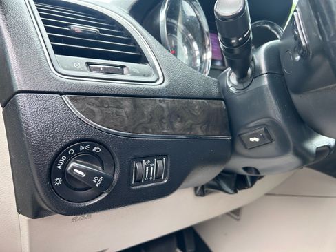 Used 2016 Chrysler Town & Country Limited Platinum FWD image 23