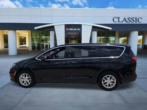 Used 2025 Chrysler Pacifica Select FWD image 6