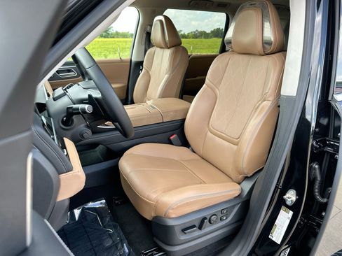 Used 2025 INFINITI QX80 Sensory image 11