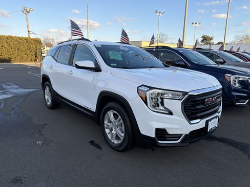 Certified 2022 GMC Terrain SLE w/ Driver Convenience Package image 4