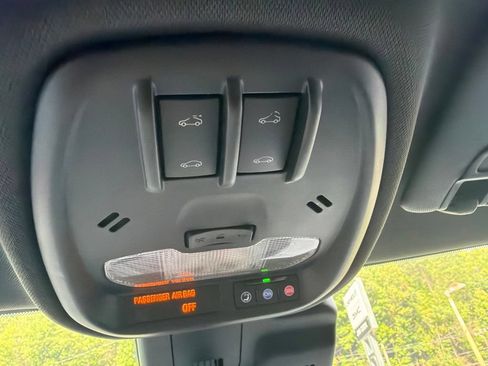 Used 2024 Chevrolet Trax RS w/ Sunroof Package FWD image 9