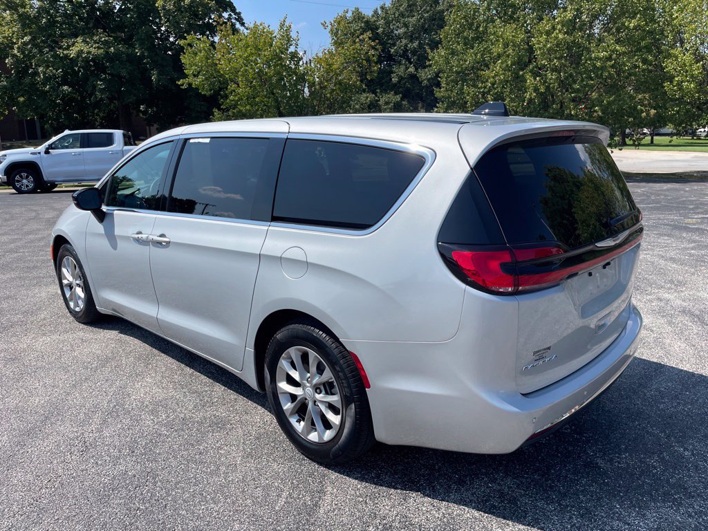 Used 2026 Chrysler Pacifica Limited FWD image 7