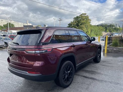 Used 2026 Jeep Grand Cherokee Altitude AWD/4WD image 8
