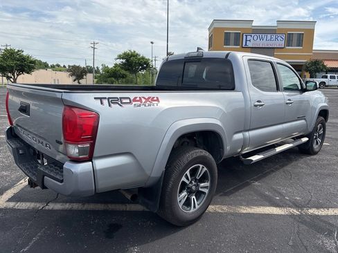 Used 2017 Toyota Tacoma TRD Sport AWD/4WD image 5