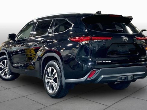 Used 2022 Toyota Highlander XLE AWD/4WD image 12