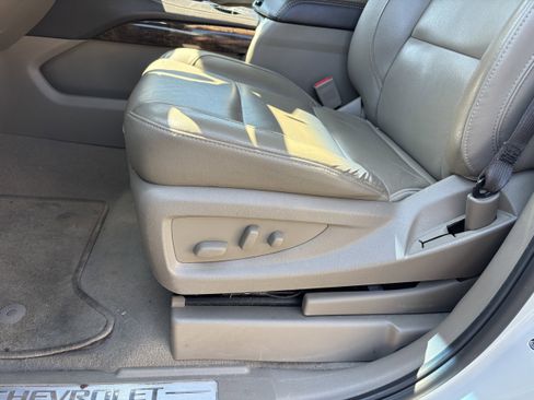 Used 2019 Chevrolet Suburban LT w/ Luxury Package AWD/4WD image 8