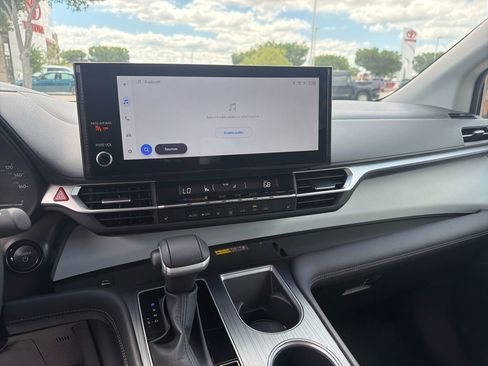 Used 2026 Toyota Sienna XLE FWD image 19