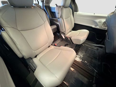 Used 2025 Toyota Sienna XLE w/ XLE Plus Package FWD image 14