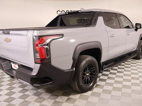 Used 2025 Chevrolet Silverado EV LT AWD/4WD image 22