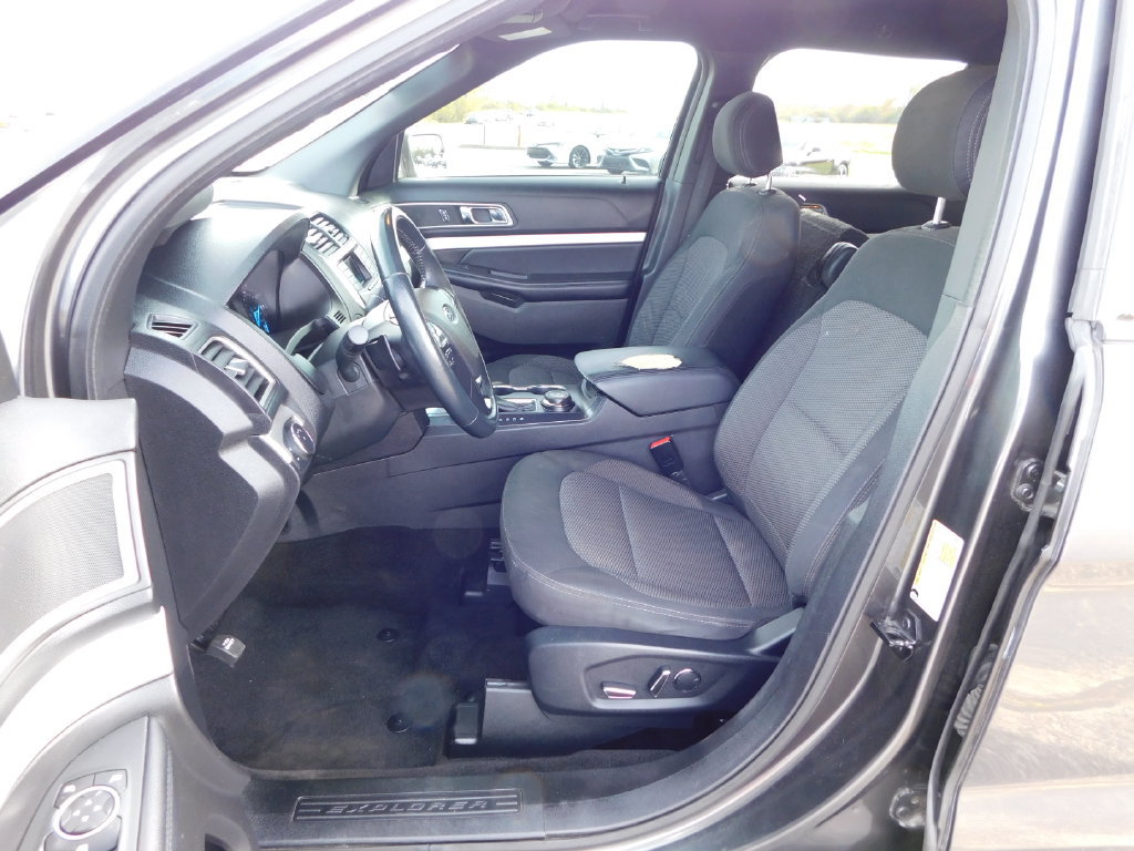 Used 2017 Ford Explorer XLT AWD/4WD image 13