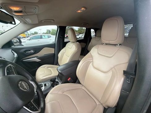 Used 2018 Jeep Cherokee Latitude w/ North All-Season Group AWD/4WD image 12