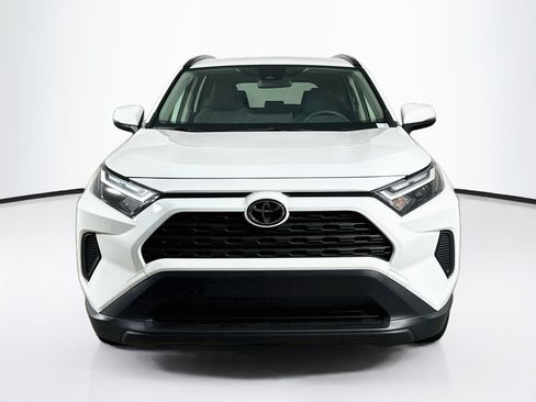 Used 2025 Toyota RAV4 XLE AWD/4WD image 2