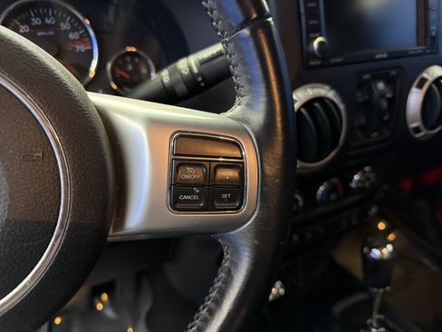 Used 2016 Jeep Wrangler Unlimited Rubicon image 16