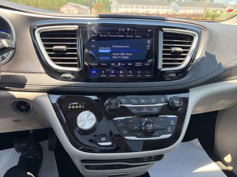 Used 2018 Chrysler Pacifica Limited w/ Advanced Safetytec Group FWD image 18