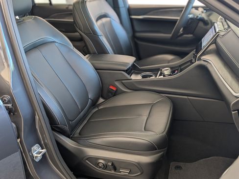 Used 2024 Jeep Grand Cherokee Limited w/ Luxury Tech Group II image 23