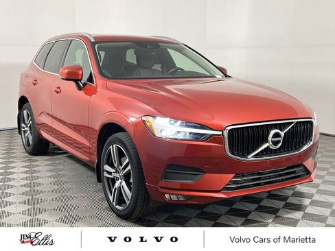 Used 2021 Volvo XC60 T5 Momentum w/ Premium Package image 2