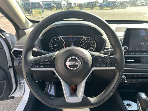 Used 2025 Nissan Altima 2.5 SV image 12