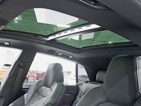 Used 2022 Audi SQ8 Prestige AWD/4WD image 33
