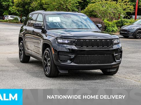 Used 2025 Jeep Grand Cherokee Altitude AWD/4WD image 5
