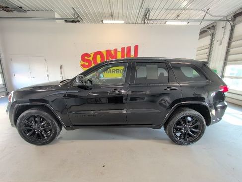 Used 2021 Jeep Grand Cherokee Laredo X AWD/4WD image 2