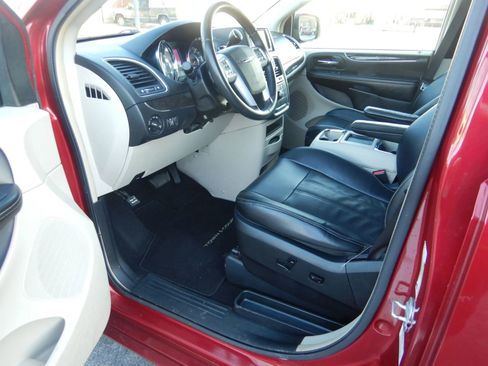 Used 2013 Chrysler Town & Country Touring-L image 11