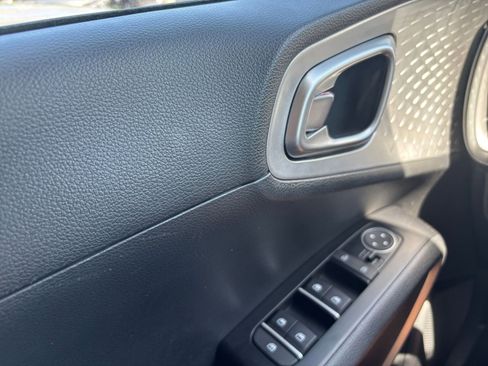 Used 2025 Kia Soul LX w/ LX Technology Package FWD image 18