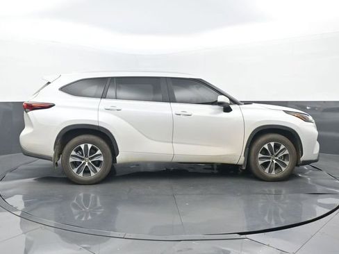 Used 2026 Toyota Highlander XLE image 2