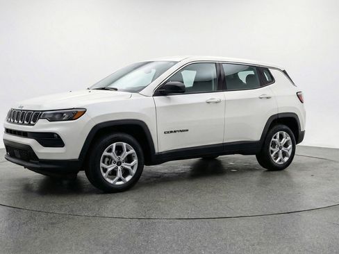 Used 2025 Jeep Compass Latitude image 3
