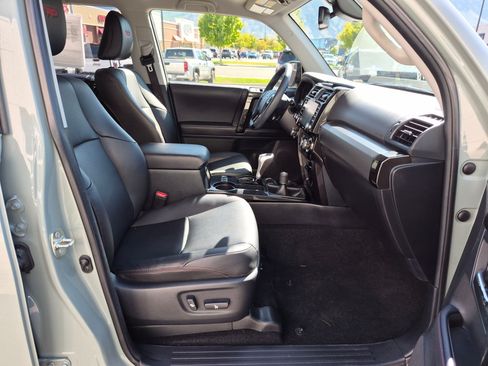 Used 2022 Toyota 4Runner TRD Off-Road Premium AWD/4WD image 35