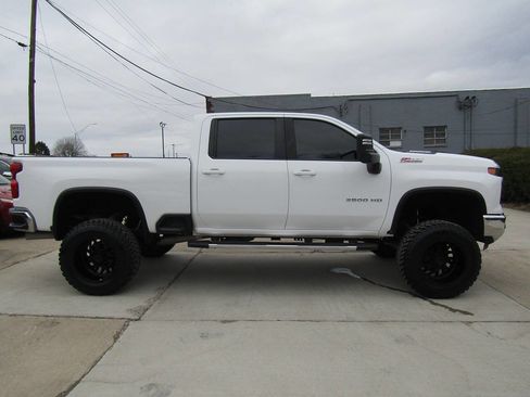 Used 2024 Chevrolet Silverado 2500 LT image 4