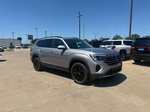 New 2026 Volkswagen Atlas SE FWD image 3