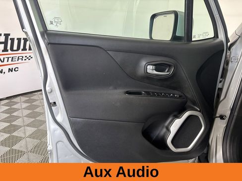 Used 2018 Jeep Renegade Latitude w/ Popular Equipment Group image 9