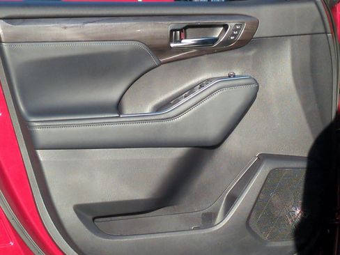 Used 2022 Toyota Highlander Limited image 13