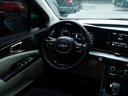 Used 2024 Kia Carnival LX FWD image 9