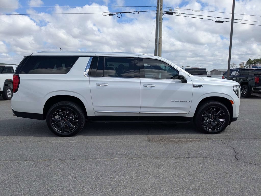 Used 2023 GMC Yukon XL Denali AWD/4WD image 3
