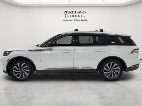 Used 2026 Lincoln Aviator 2WD image 2