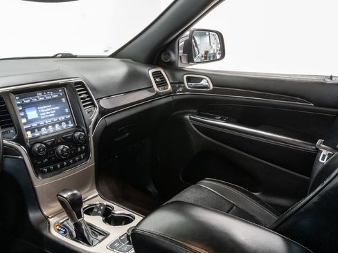 Used 2017 Jeep Grand Cherokee Overland w/ Jeep Active Safety Group image 13