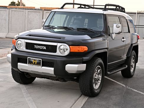 Used 2011 Toyota FJ Cruiser 4WD w/ Convenience Pkg image 3