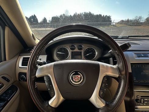 Used 2011 Cadillac Escalade ESV Premium image 11