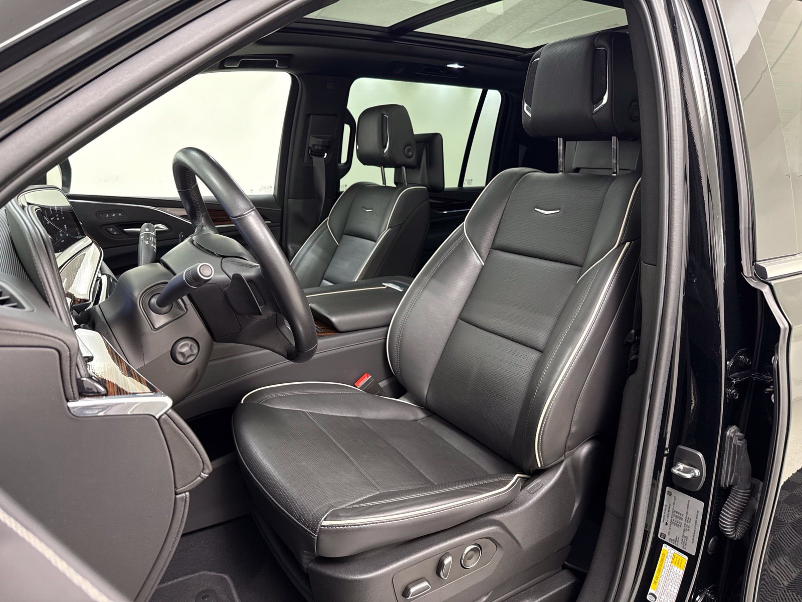 Used 2021 Cadillac Escalade ESV Premium Luxury AWD/4WD image 16