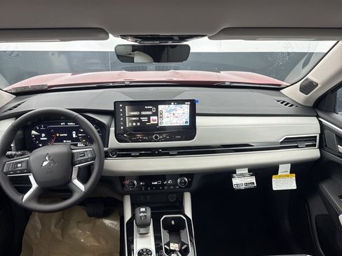 New 2025 Mitsubishi Outlander SE image 31