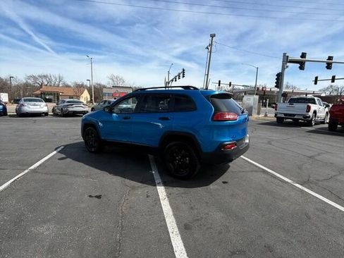 Used 2017 Jeep Cherokee Sport image 10