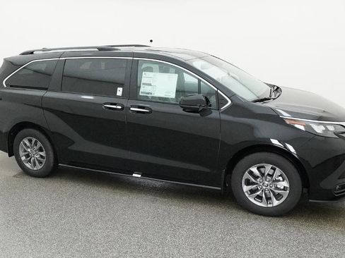 New 2026 Toyota Sienna XLE FWD image 18