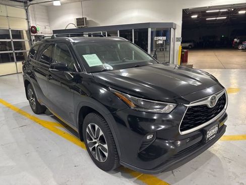 Used 2021 Toyota Highlander XLE AWD/4WD image 3