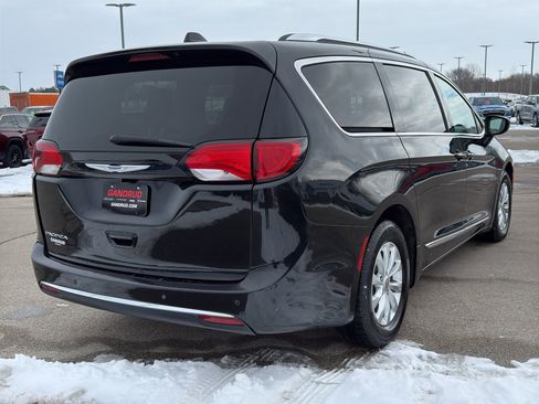 Used 2018 Chrysler Pacifica Touring-L image 5