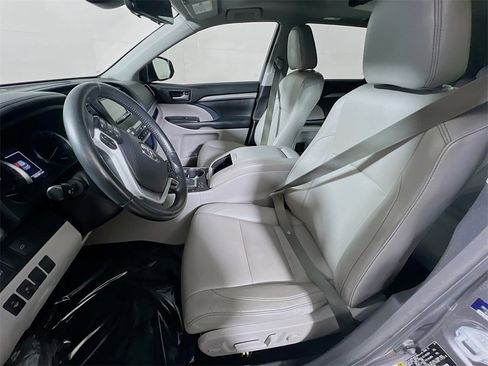 Used 2018 Toyota Highlander XLE w/ Carpet Mat Package (TMS) image 18