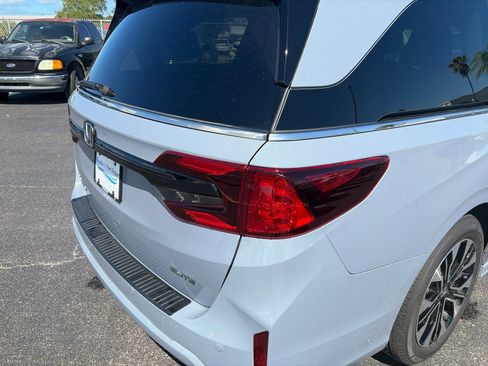 Used 2026 Honda Odyssey Elite image 18
