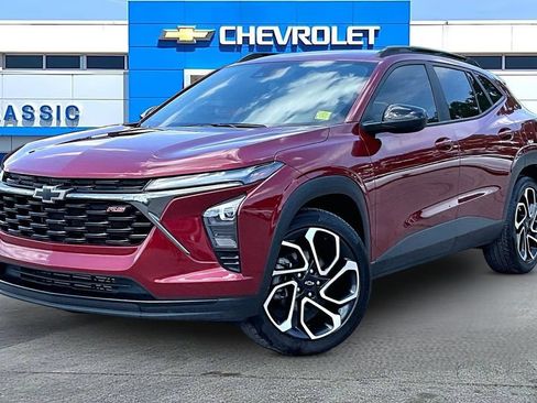 Used 2025 Chevrolet Trax RS w/ Driver Confidence Package FWD image 2